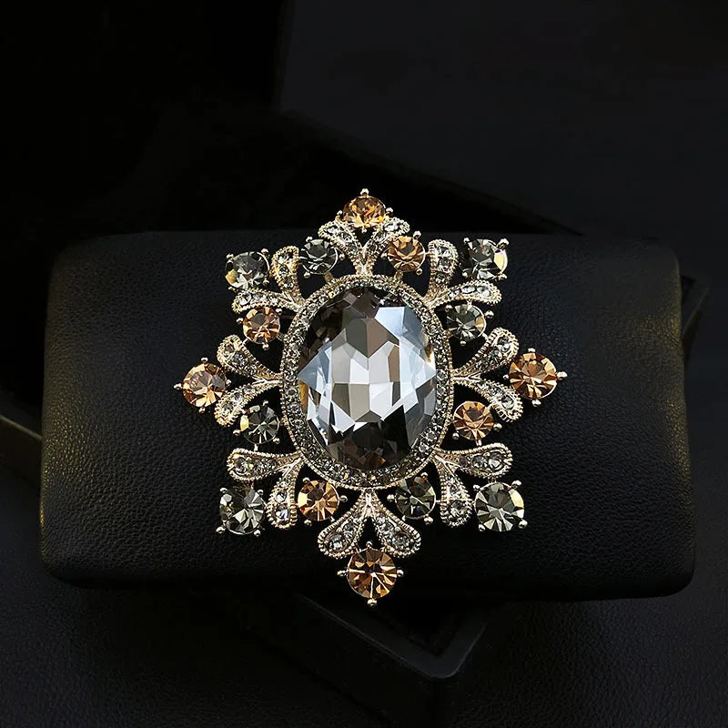 Retro Crystal Brooch Elegant and Dignified Gorgeous Women Pins Autumn and Winter Coat Vintage Accessorie exquisite Badge Gift