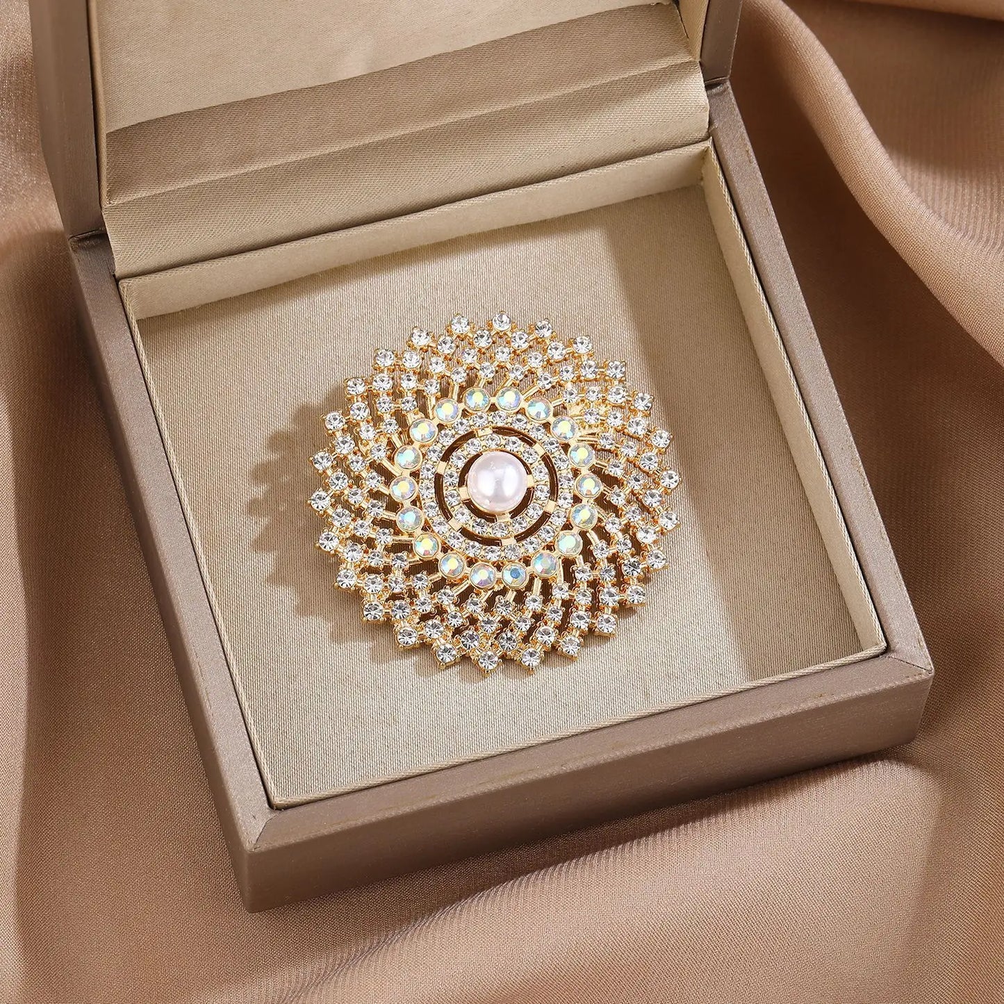 Elegant Women's Flower Brooch Rhinestone Sun Shape 2-Colors Lapel Pin Luxurious Versatile Accessory Pearl Design for Coats Suits