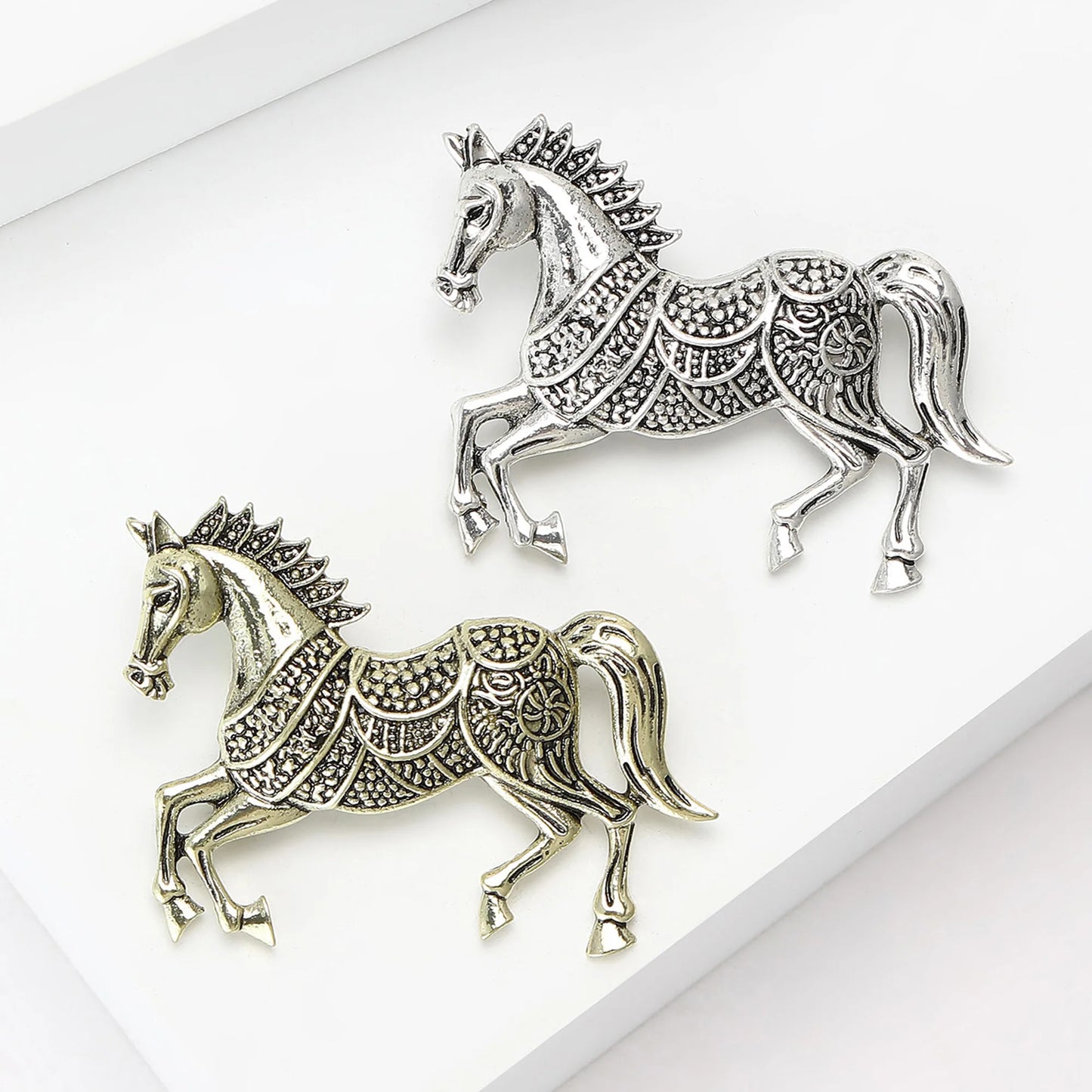 Beaut&Berry Classic Horse Brooches for Women Zodiac Animal Lapel Pins Casual Party Accessories New Year Gifts Friends Decoration