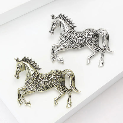 Beaut&Berry Classic Horse Brooches for Women Zodiac Animal Lapel Pins Casual Party Accessories New Year Gifts Friends Decoration