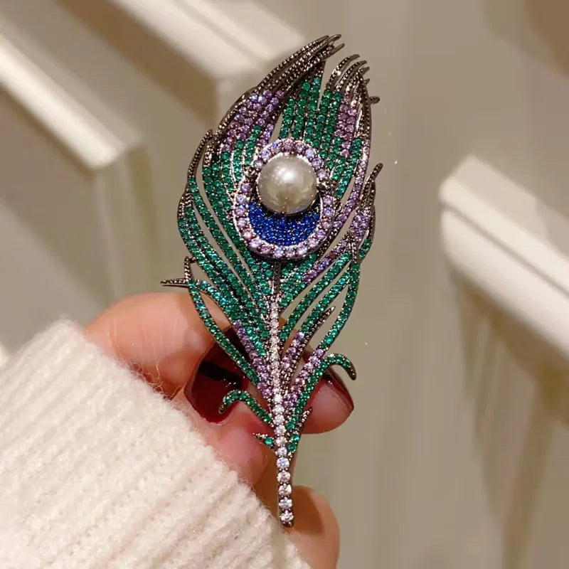 Exquisite Brooch Featuring a Vintage Luxury Peacock Feather, Perfect for Accessorizing Party Dresses.