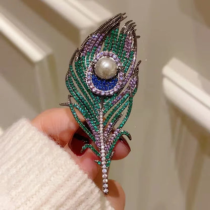 Exquisite Brooch Featuring a Vintage Luxury Peacock Feather, Perfect for Accessorizing Party Dresses.