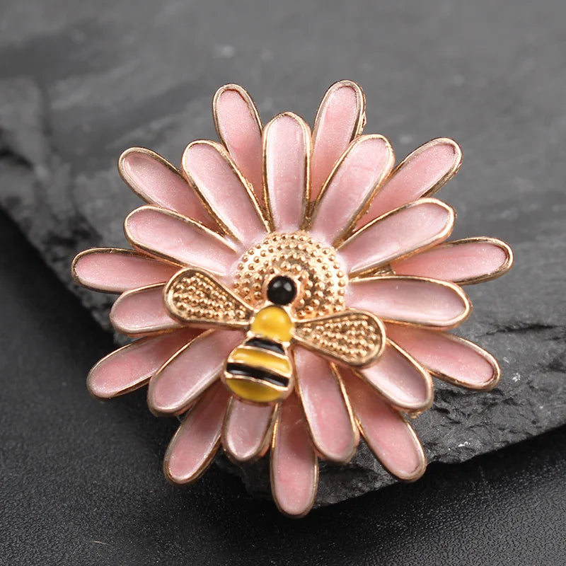 Cute Daisy Bee Enamel Brooch, Gold-Tone Pink Design, Women's Lovely Fashion Accessory for Daily Wear Party Gift