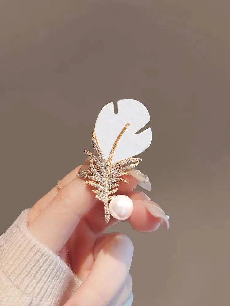 Fashion Crystal Shell Feather Brooch Pins For Women Luxury White Pearl Gold Color Party Wedding Gifts Clothing Accessories 2024