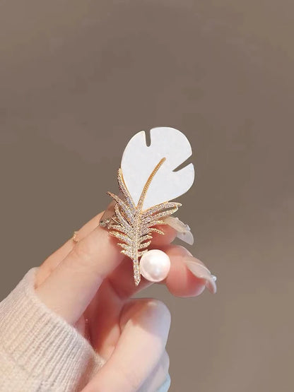Fashion Crystal Shell Feather Brooch Pins For Women Luxury White Pearl Gold Color Party Wedding Gifts Clothing Accessories 2024