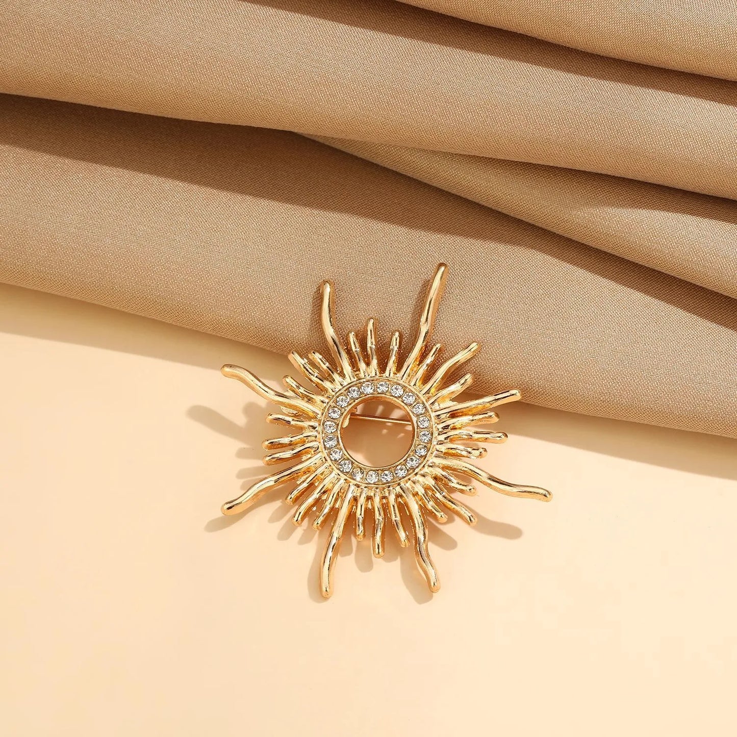 Hollow Sun-shaped Brooch Universal Alloy Badge for Men and Women Trendy Versatile Clothes Backpack Scarf Accessories Brooch
