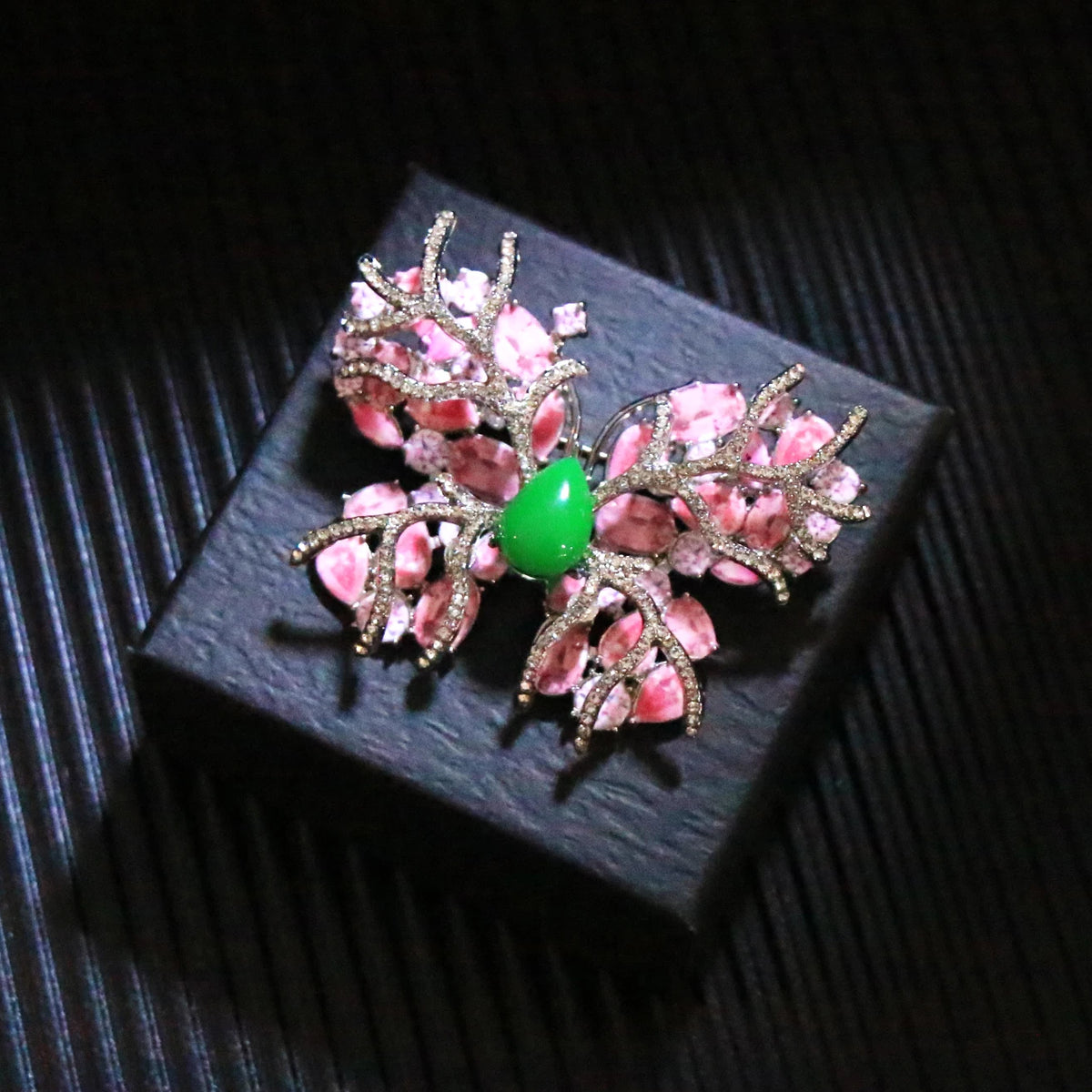SKEDS High-quality luxury crystal butterfly brooch women's corsage pin coat accessory insect brooch banquet and wedding jewelry
