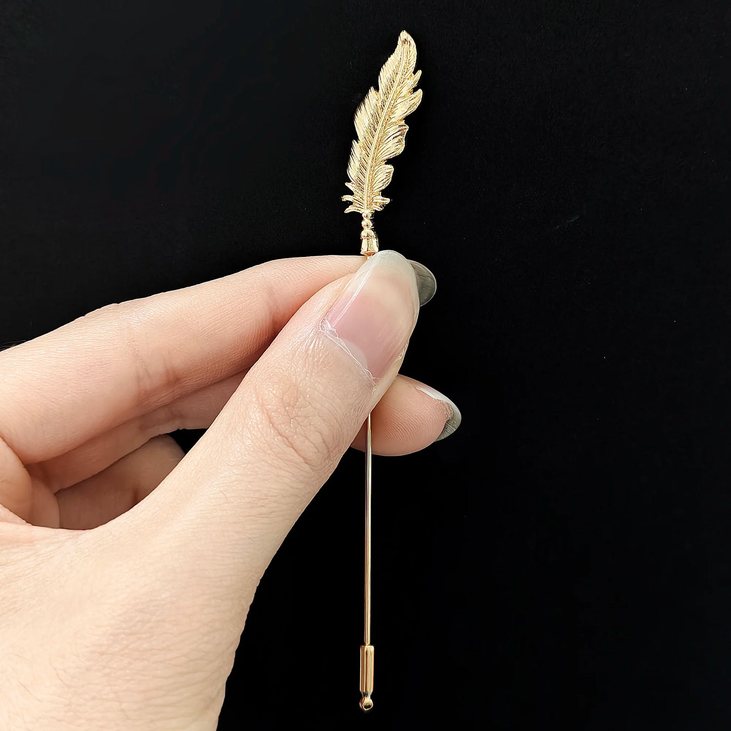 Beaut&Berry Luxury Glossy Feather Brooches for Women Unisex Creative Pins Casual Party Jewelry Accessories Gifts Decoration