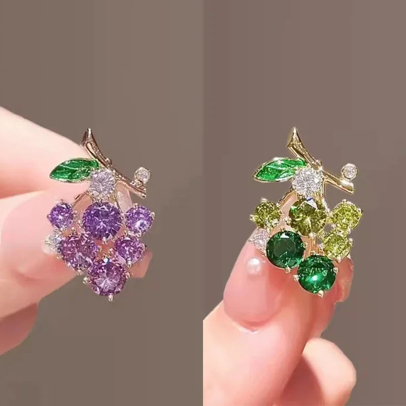 Lovely Grape Brooch for Men Women Exquisite Purple Green Grape Fruit Pins Trendy Accessories Party Summer Holiday Gift 2024
