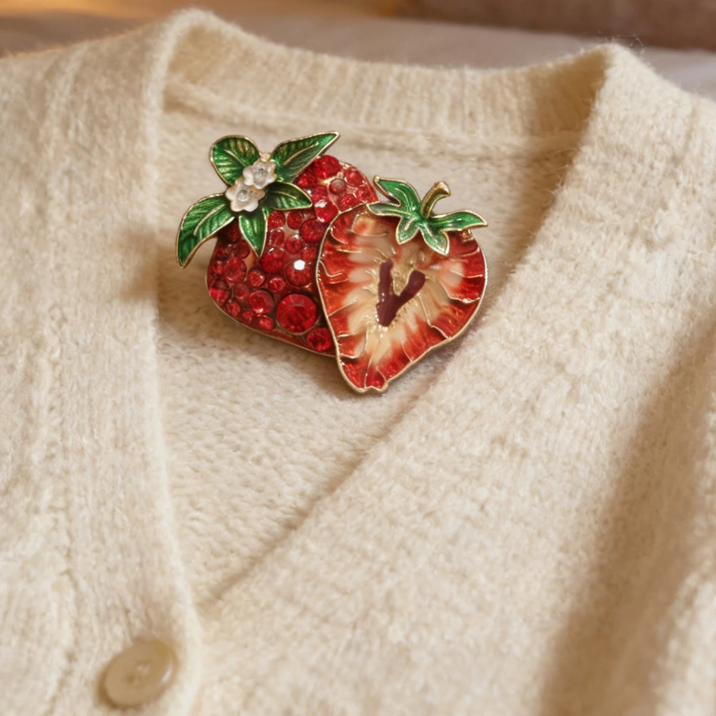 SKEDS 2026 Spring New Design Red Strawberry Brooch Luxury Jewelry Women's High-End Exquisite Pin Fresh Fruit Series Badges