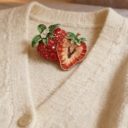 SKEDS 2026 Spring New Design Red Strawberry Brooch Luxury Jewelry Women's High-End Exquisite Pin Fresh Fruit Series Badges