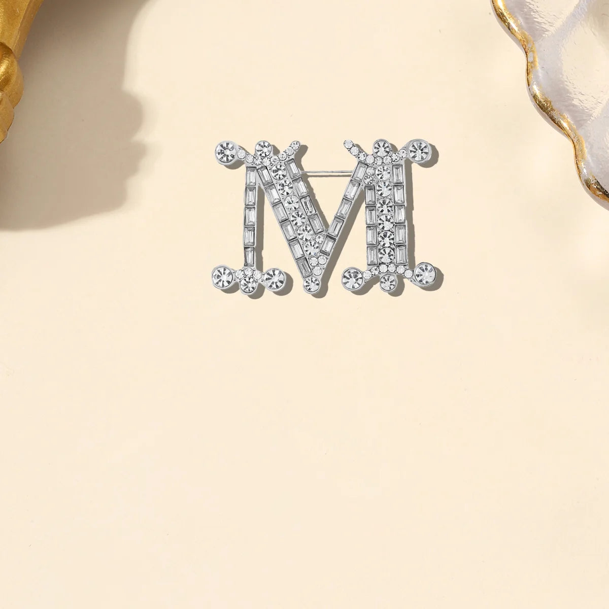 Letter M Brooch All-season Universal Alloy Corsage Pin for Men and Women High-end High-end Clothes Bag Scarf Accessories Brooch
