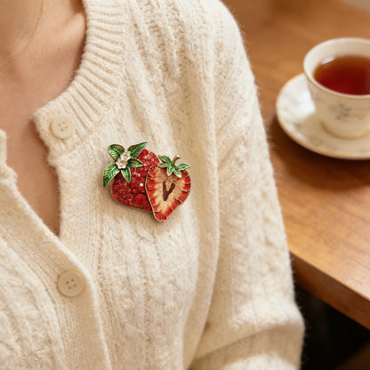 SKEDS 2026 Spring New Design Red Strawberry Brooch Luxury Jewelry Women's High-End Exquisite Pin Fresh Fruit Series Badges