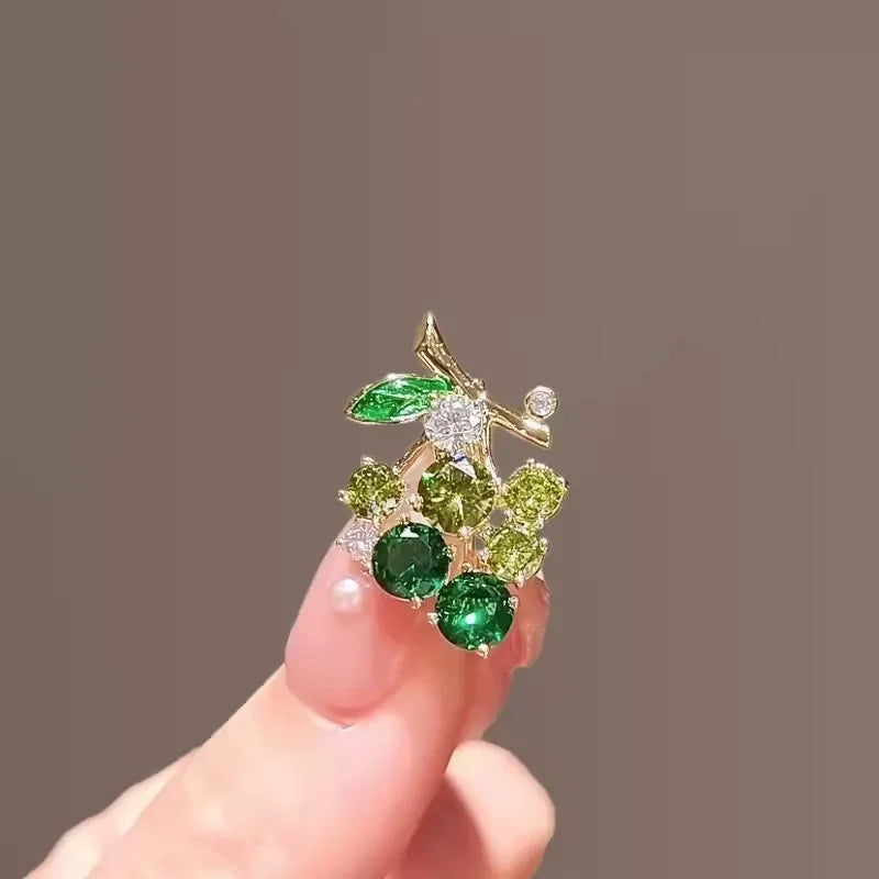 Lovely Grape Brooch for Men Women Exquisite Purple Green Grape Fruit Pins Trendy Accessories Party Summer Holiday Gift 2024