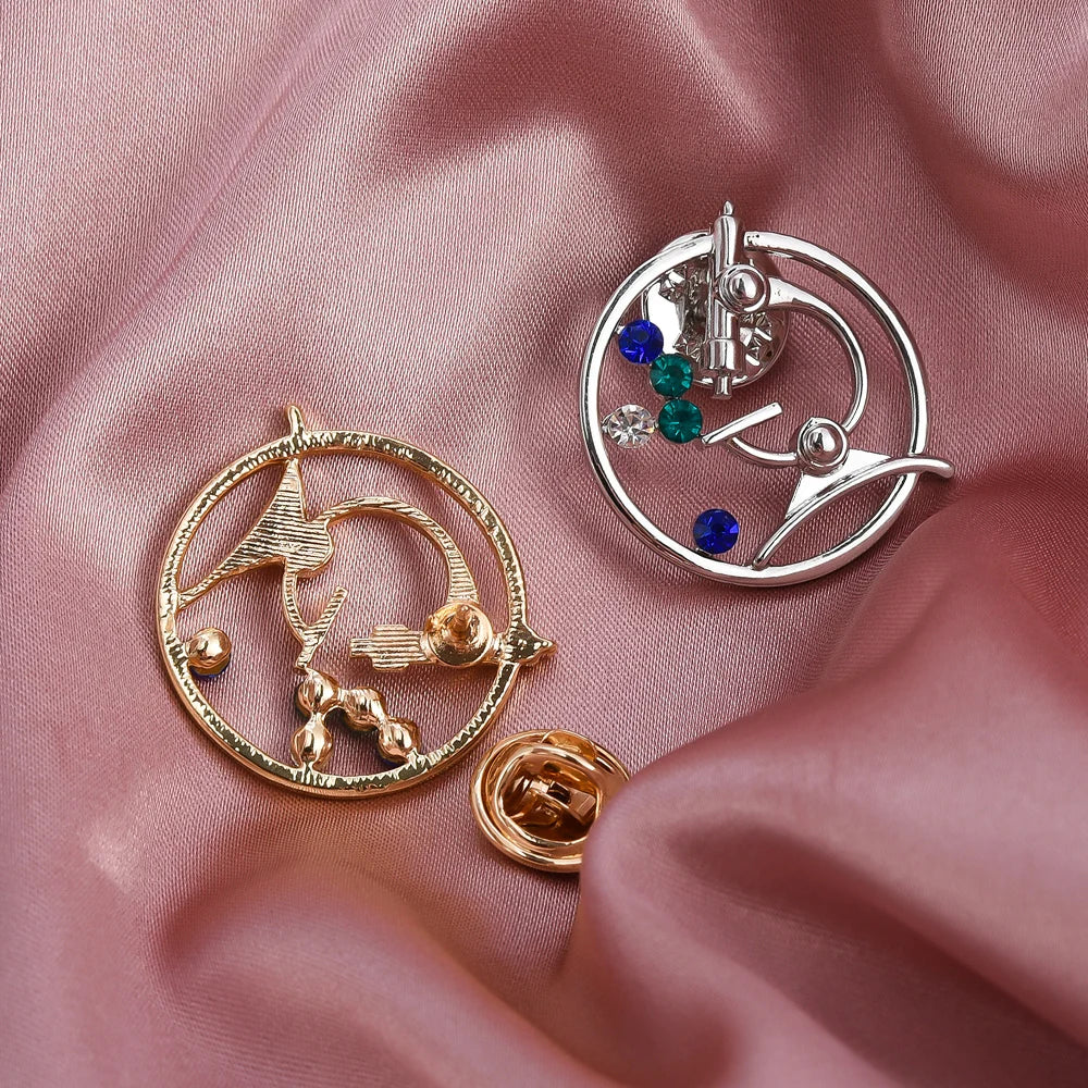 Microscope Crystal Brooch Chemical Medical Equipment Pin Jacket Lapel Lanyard Badge Gift Jewelry Accessories for Man Woman Stude