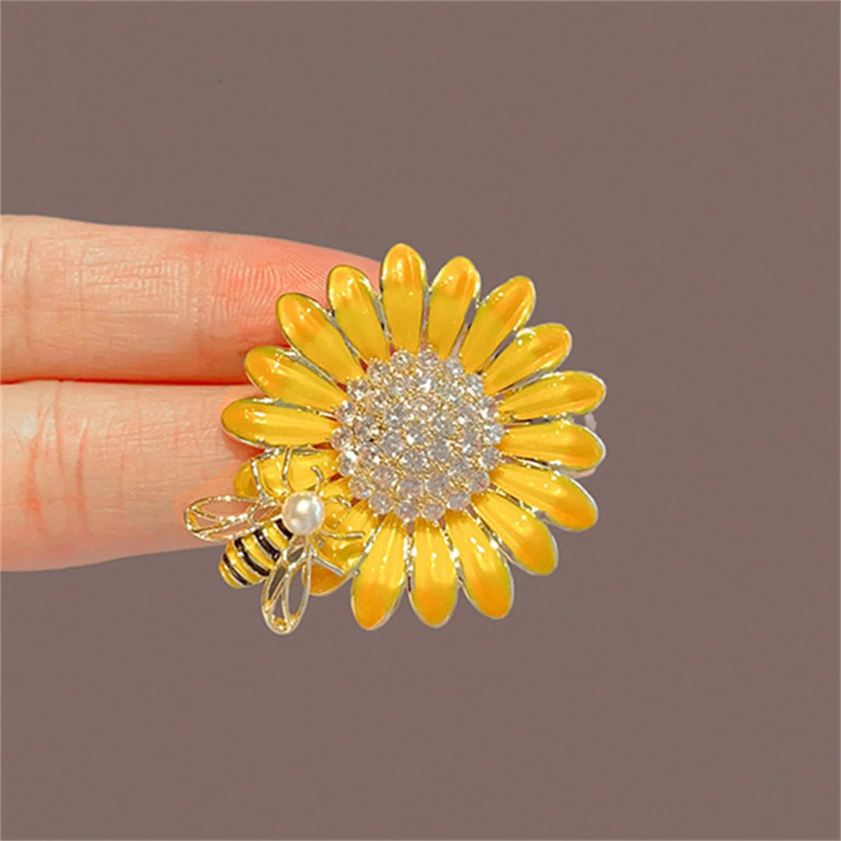 1Pc Charm Enamel Sunflower Bee Brooch Korean Fashion Pin Personalized Creative Jewelry Accessories Party Banquet Birthday Gift