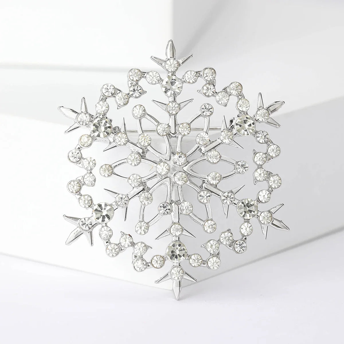 Christmas Rhinestone Snowflake Brooch for Women Unisex Pearl Ice Crystal Pin Event Party Backpack Decoration Clothes Accessories
