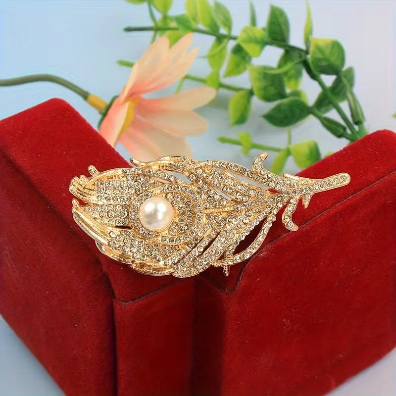 Exquisite Brooch Featuring a Vintage Luxury Peacock Feather, Perfect for Accessorizing Party Dresses.