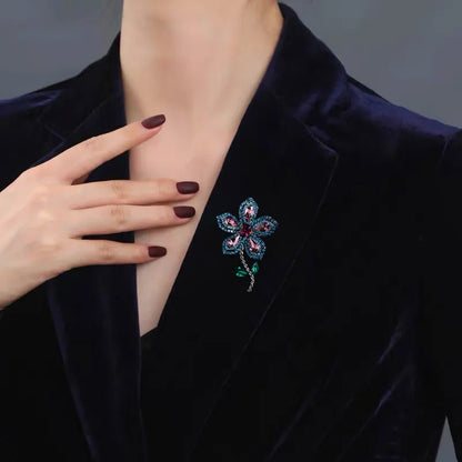 SKEDS Chic Luxurious Elegant Vintage Crystal Flower Brooch Exquisite High-end Women's Jewelry Suitable for Dresses and Jackets