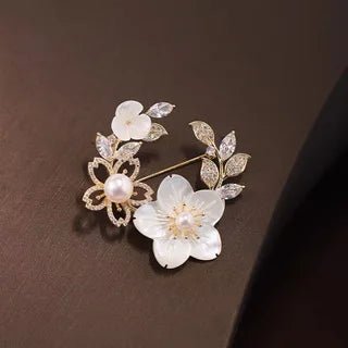 SKEDS High-end Women  Exquisite Crystal Flower Badges Pin Fashion Creative Luxury Rhinestone Shining Brooch Corsages