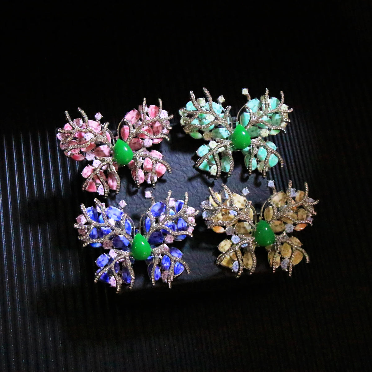 SKEDS High-quality luxury crystal butterfly brooch women's corsage pin coat accessory insect brooch banquet and wedding jewelry