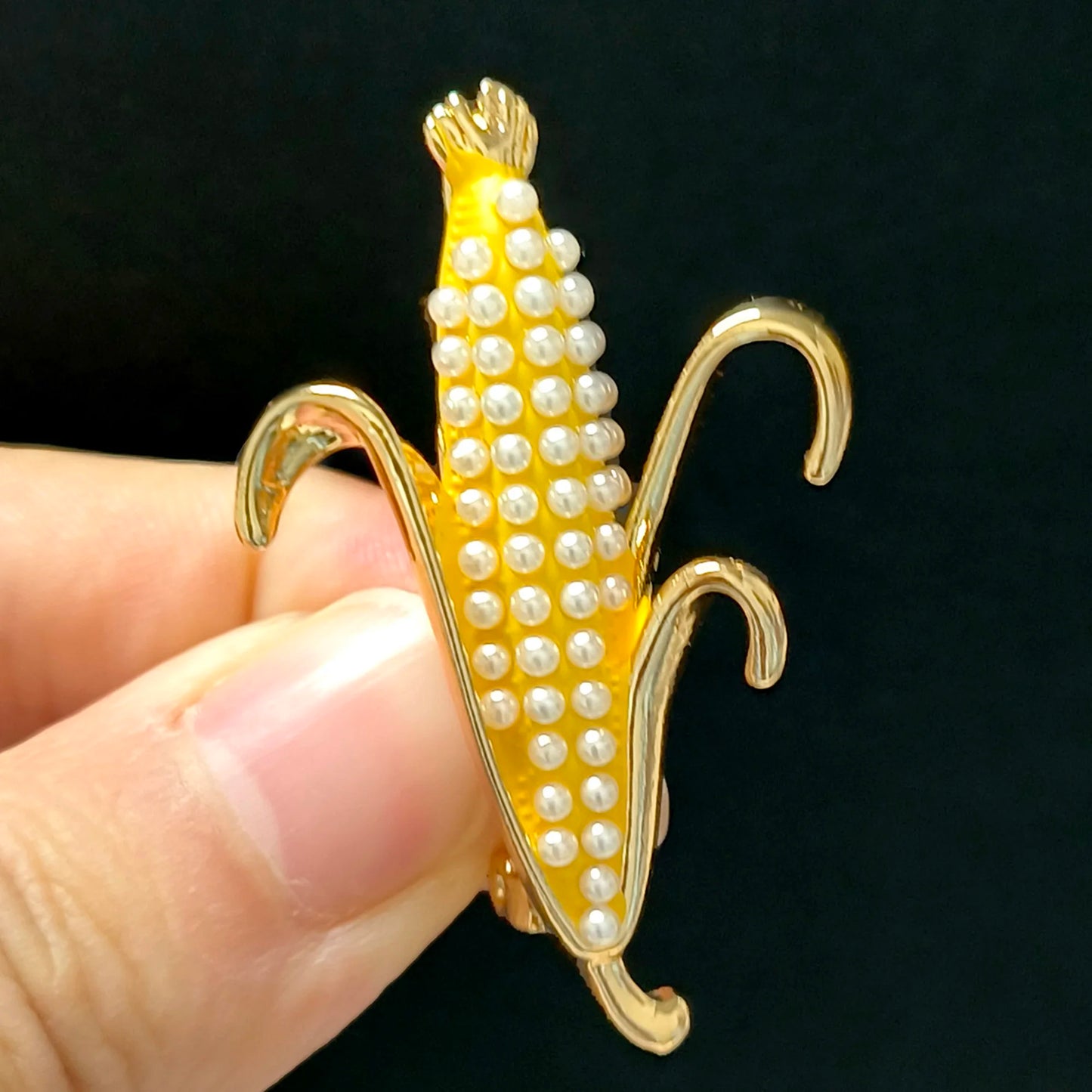 Beaut&Berry Trendy Pearl Corn Brooches for Women Unisex Plant Vegetables Pins Casual Party Accessories Gifts Friend Decoration