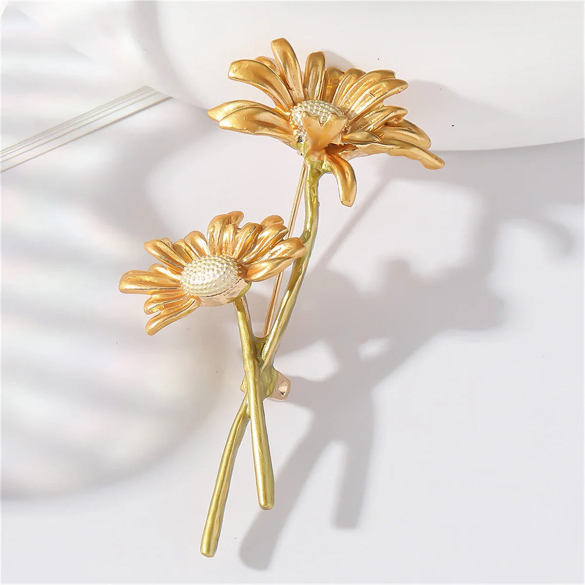 Elegant Enamel Daisy Brooch Pin Sweet Retro Y2K Jewelry Accessories Romantic Trend Daily Decoration Party Charm Trend Gift 2025
