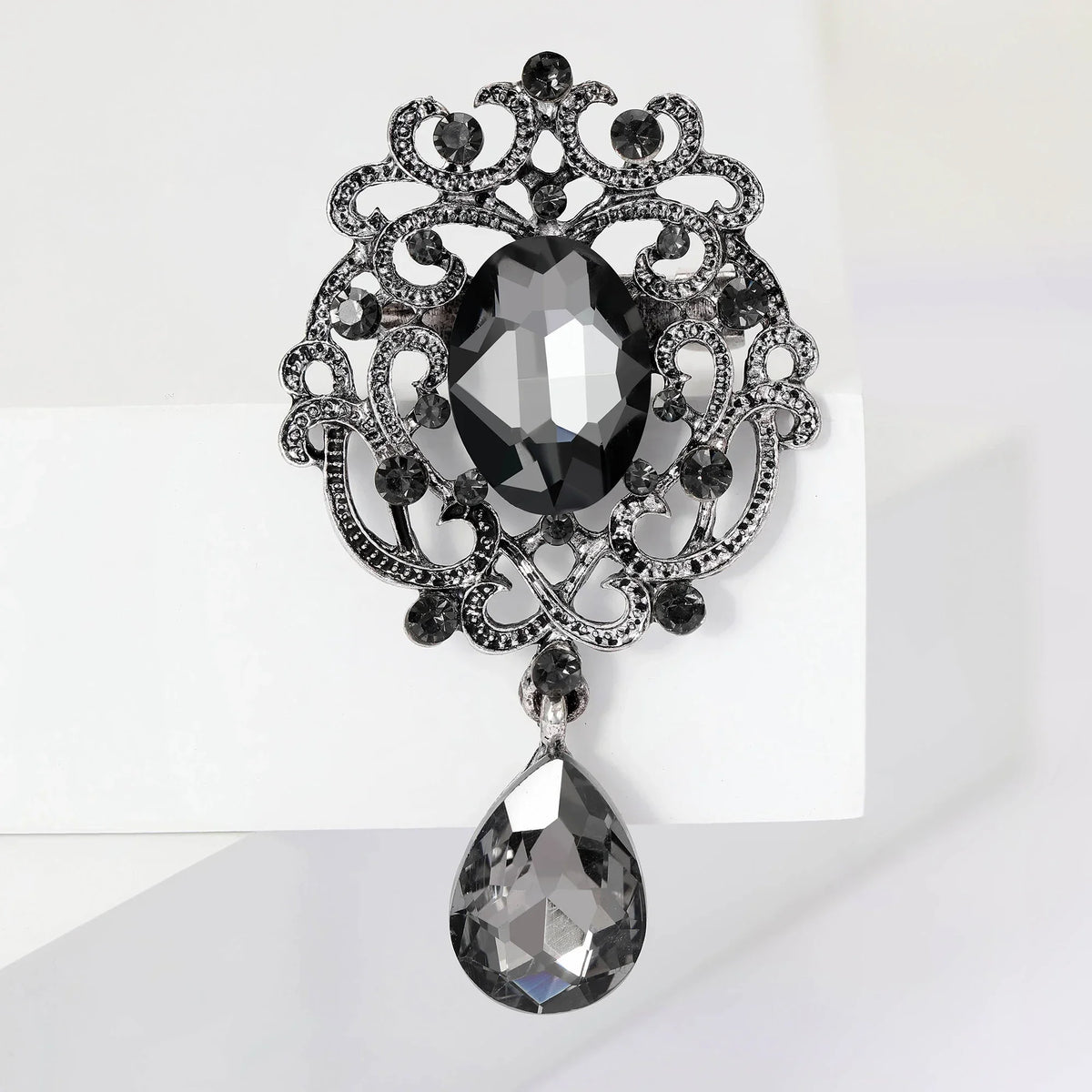Rhinestone Flower Brooch for Women Unisex Trendy Crystal Glass Pendant Pins Event Funny Luxury Gifts New Year Friends Decoration