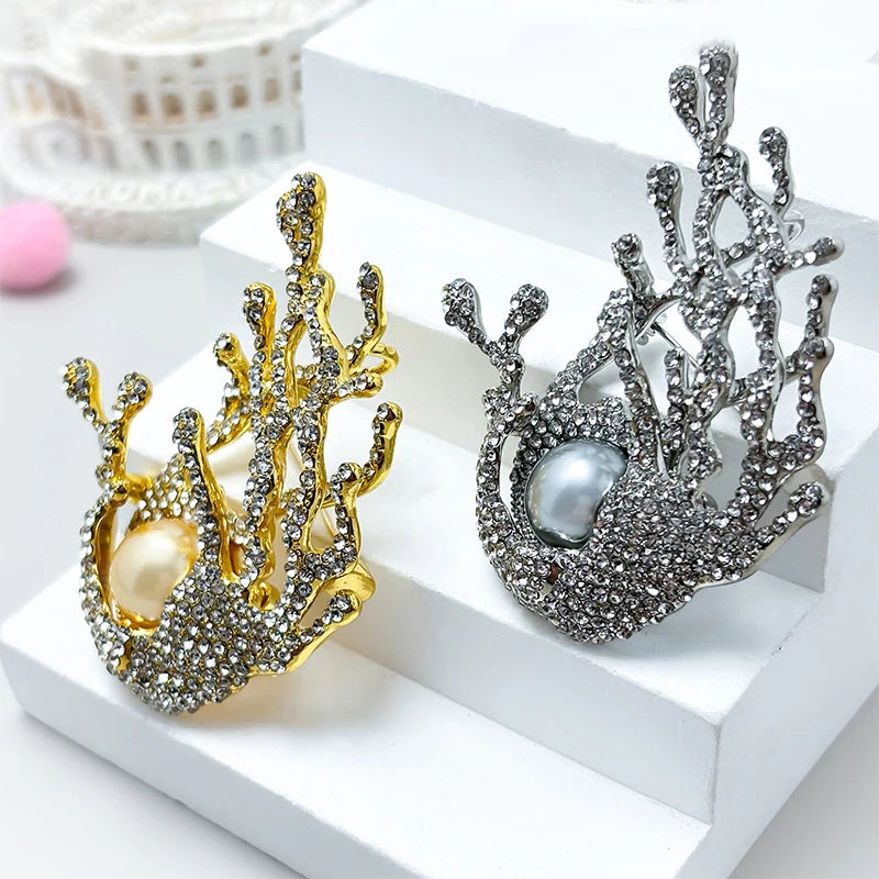 Designer Style Elegant Niche Micro Inlaid Zircon Water Spray Shaped Brooch Temperament Pearl Retro Broche Pin for Women and Men