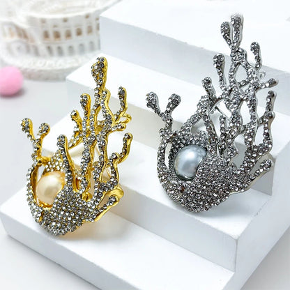 Designer Style Elegant Niche Micro Inlaid Zircon Water Spray Shaped Brooch Temperament Pearl Retro Broche Pin for Women and Men