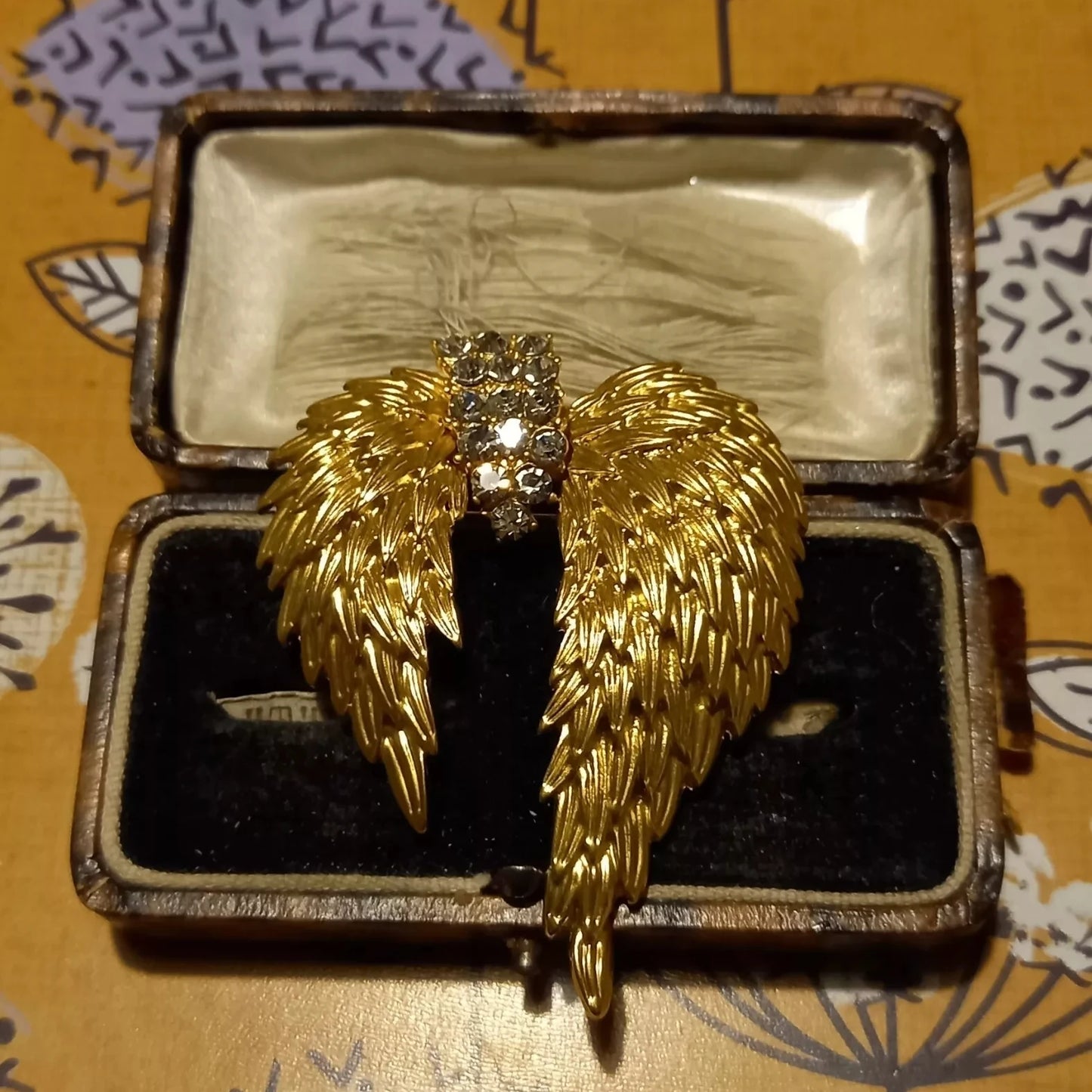 SKEDS Vintage Women Men Classic Feather Golden Crystal Brooch Badges Retro Lady Palace Sparkly Accessories Pin For Woman Man