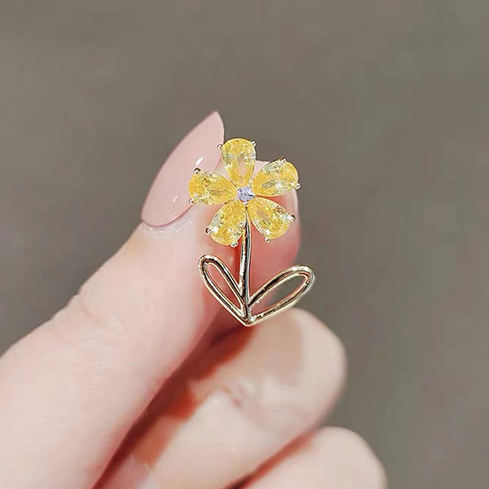 Exquisite Summer Cubic Zirconia Small Yellow Flower Brooches Gold Plated Crystal Lapel Pin Collar for Women Jewelry Accessories