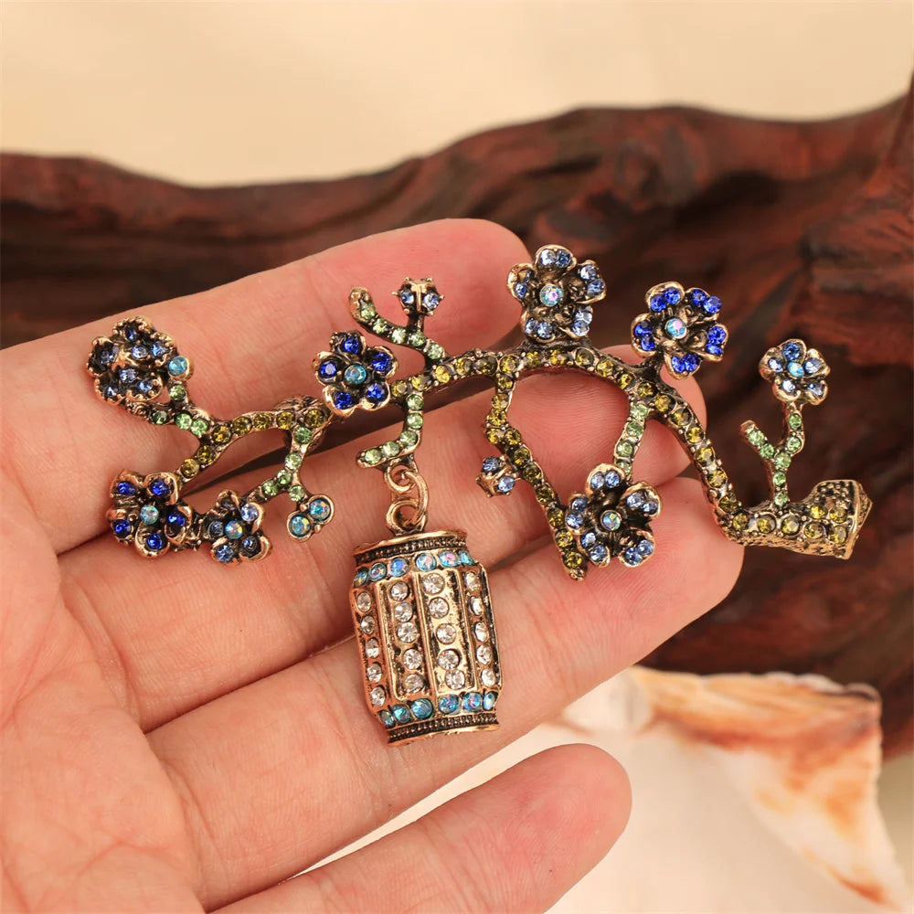 Baroque Luxury Beautiful Lantern Plum Blossom Design Brooch for Men and Women, Jewelry Accessories, Wedding Holiday Party Gift