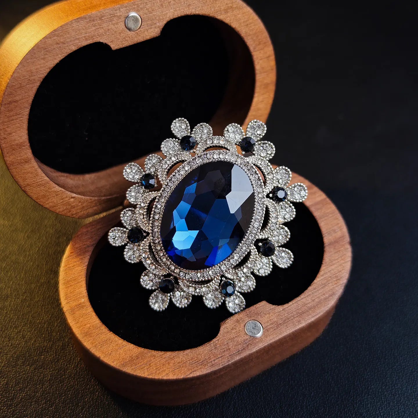2026 New Palace Style Geometric Flower Brooch Luxury Lapel Pin for Women Party Jewelry Accessories Gift