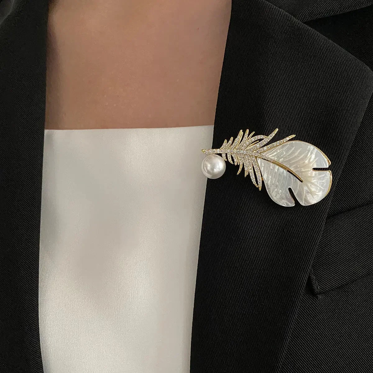 Luxury Crystal Feather Pearl Brooches Metal Suit Pins Fashion Clothing Accessory Jewelry For Women Men Wedding Bridal Party