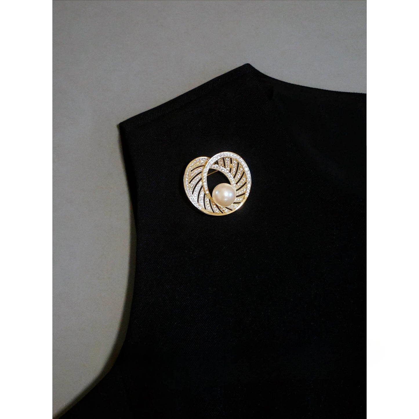 Vintage Round Rhinestone Pearl Geometric Brooch for Women Lapel Pin Versatile Party Accessories