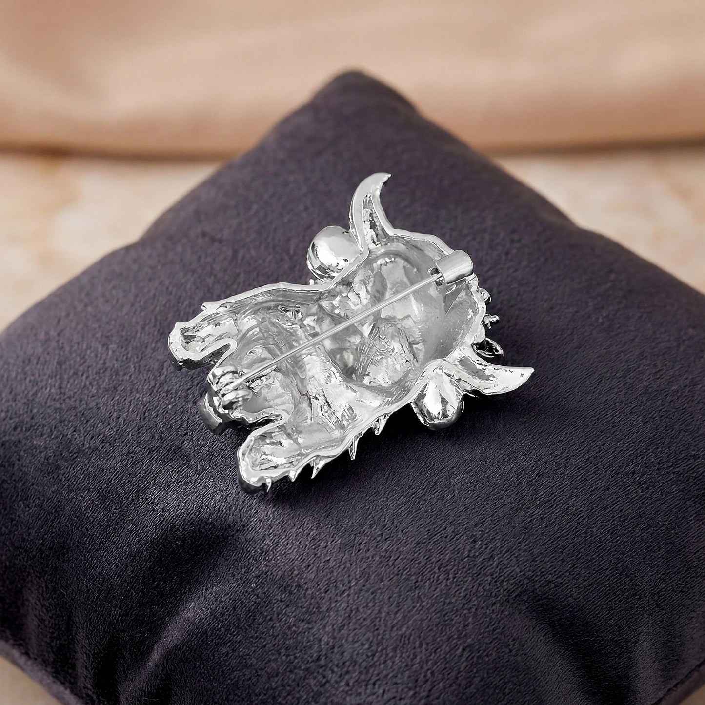 Beaut&Berry Cute Enamel Cattle Brooches for Women Unisex Animal Pins Casual Party Jewelry Accessories Gifts Decoration