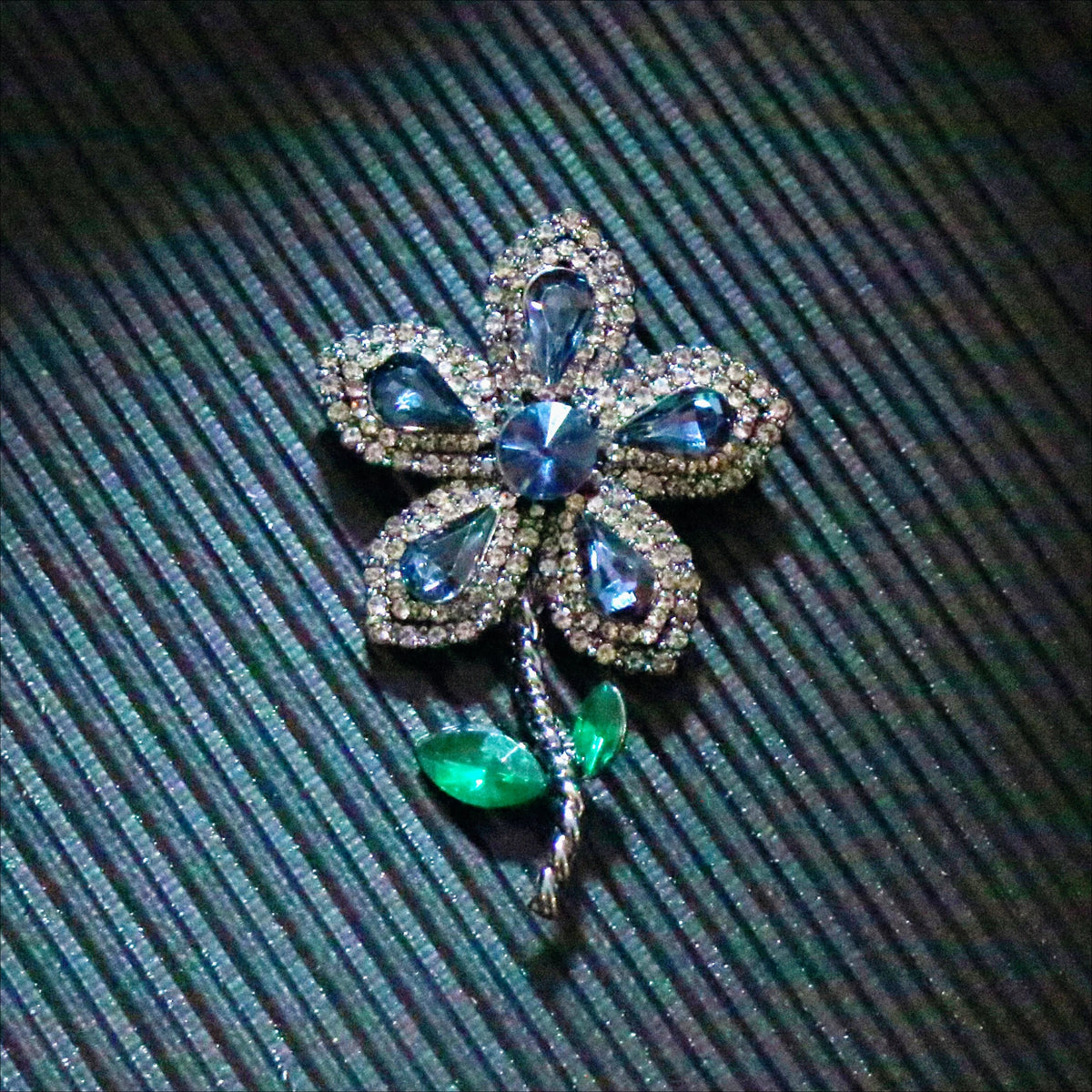 SKEDS Chic Luxurious Elegant Vintage Crystal Flower Brooch Exquisite High-end Women's Jewelry Suitable for Dresses and Jackets