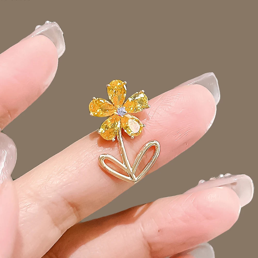 Exquisite Summer Cubic Zirconia Small Yellow Flower Brooches Gold Plated Crystal Lapel Pin Collar for Women Jewelry Accessories