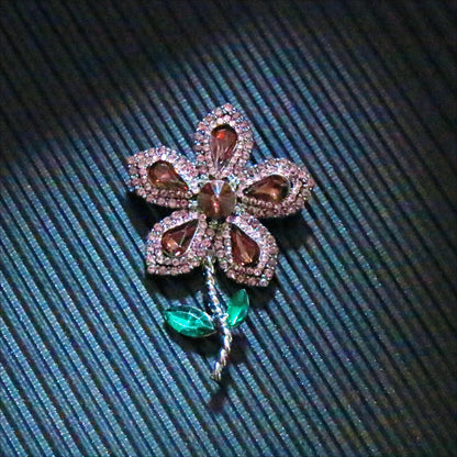 SKEDS Chic Luxurious Elegant Vintage Crystal Flower Brooch Exquisite High-end Women's Jewelry Suitable for Dresses and Jackets
