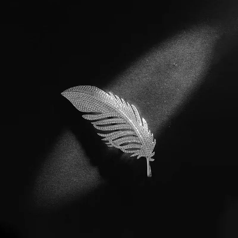 SKEDS Women Men Fashion Exquisite Crystal Feather Pearl Brooch Pin Elegant Classic Lady High-end Badges Accessories Gift