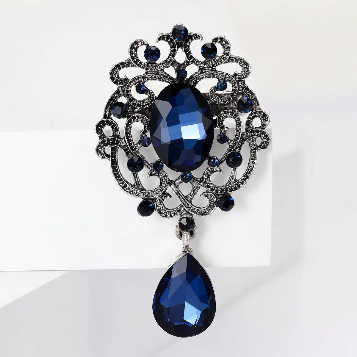 Rhinestone Flower Brooch for Women Unisex Trendy Crystal Glass Pendant Pins Event Funny Luxury Gifts New Year Friends Decoration