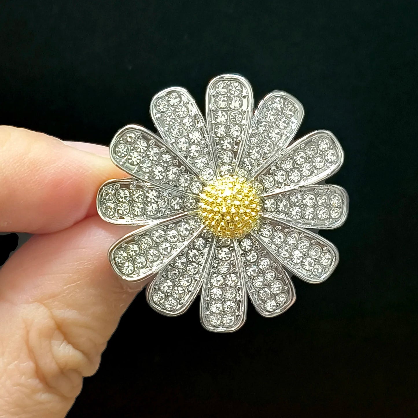Beaut&Berry Luxury Rhinestone Chrysanthemum Brooches for Women Unisex Plant Pins Casual Party Jewelry Accessories Gifts
