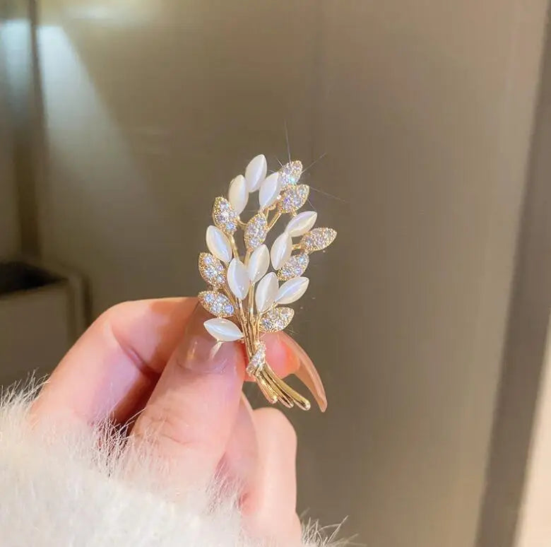 Fashion Crystal Shell Feather Brooch Pins For Women Luxury White Pearl Gold Color Party Wedding Gifts Clothing Accessories 2024
