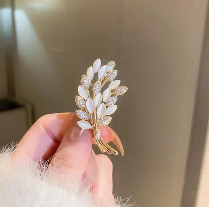 Fashion Crystal Shell Feather Brooch Pins For Women Luxury White Pearl Gold Color Party Wedding Gifts Clothing Accessories 2024