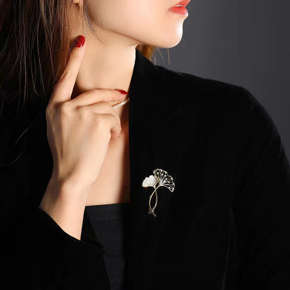 1PCS Ginkgo biloba leaf Brooch Luxury Temperament, Design Sense Niche, High-end Pin, Delicate Suit, Corsage Accessories