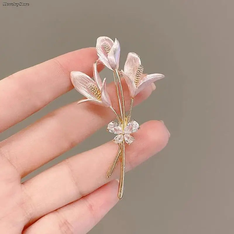 1pc Luxury New Tulip Flower Brooch Elegant Design Sense Rose White Stone Jewelry Collar Pin Jewelry