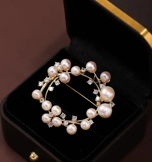 Fashion Crystal Shell Feather Brooch Pins For Women Luxury White Pearl Gold Color Party Wedding Gifts Clothing Accessories 2024