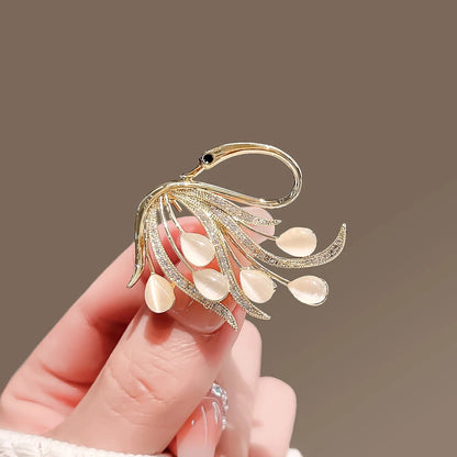Fashion Crystal Shell Feather Brooch Pins For Women Luxury White Pearl Gold Color Party Wedding Gifts Clothing Accessories 2024