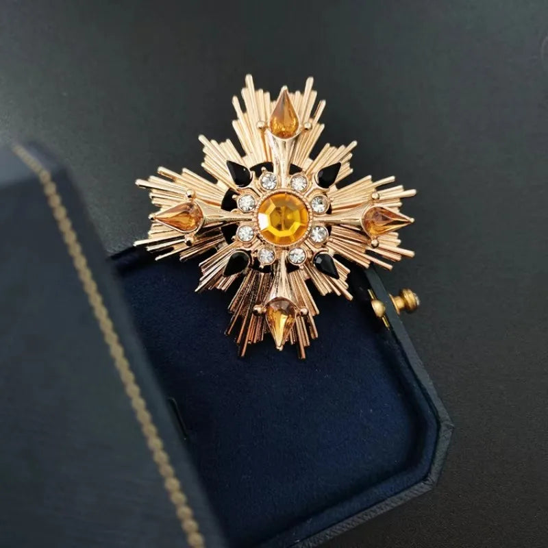 Luxury Vintage Court Cross Brooch Baroque Openwork Shiny Crystal Pearl Pin Men's and Women's Metal Enamel Jewelry Gifts